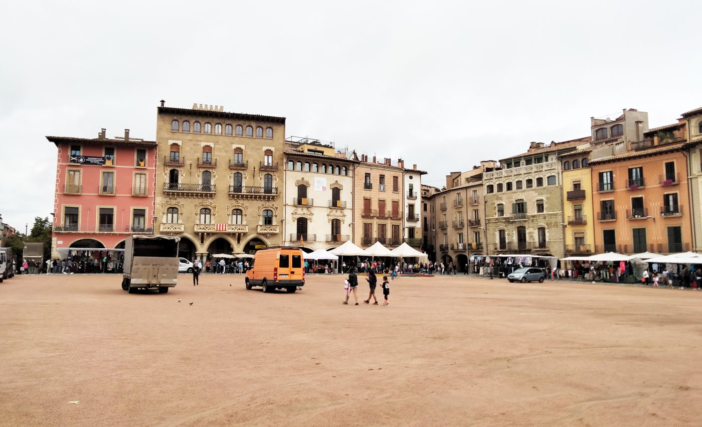 Façanes i parades del mercat a la plaça Major de Vic, a Osona